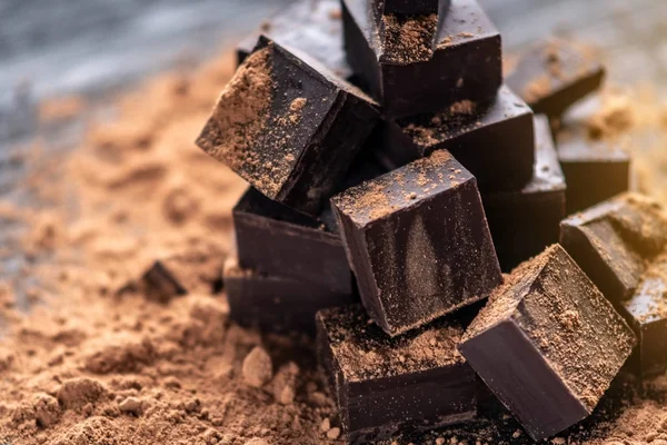 Pedaços Chocolate Amargo Escuro Com Cacau Sobre Fundo Madeira Escura — Fotografia de Stock