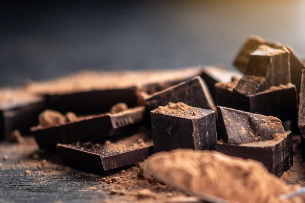 Pedaços Chocolate Amargo Escuro Com Cacau Sobre Fundo Madeira Escura — Fotografia de Stock