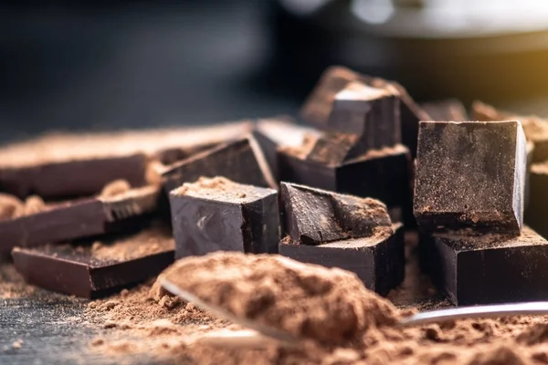 Pedaços Chocolate Amargo Escuro Com Cacau Sobre Fundo Madeira Escura — Fotografia de Stock