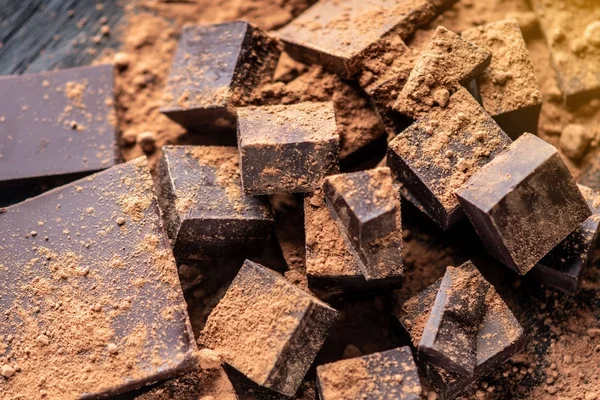 Pedaços Chocolate Amargo Escuro Com Cacau Sobre Fundo Madeira Escura — Fotografia de Stock