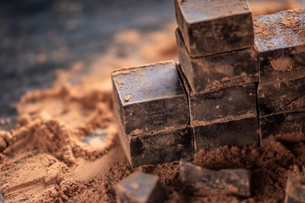 Pedaços Chocolate Amargo Escuro Com Cacau Sobre Fundo Madeira Escura — Fotografia de Stock