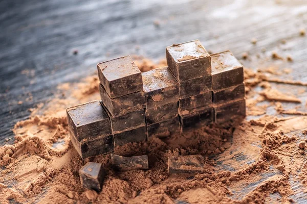 Pedaços Chocolate Amargo Escuro Com Cacau Sobre Fundo Madeira Escura — Fotografia de Stock