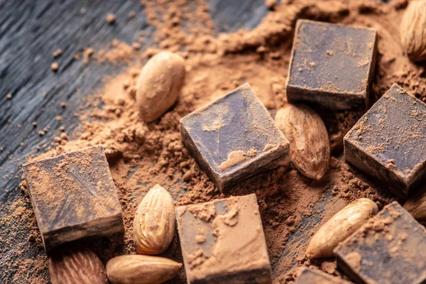 Pedaços Chocolate Amargo Escuro Com Cacau Amêndoas Nozes Fundo Madeira — Fotografia de Stock