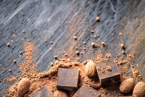 Pedaços Chocolate Amargo Escuro Com Cacau Amêndoas Nozes Fundo Madeira — Fotografia de Stock