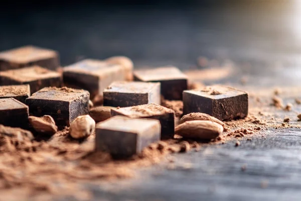 Pedaços Chocolate Amargo Escuro Com Cacau Amêndoas Nozes Fundo Madeira — Fotografia de Stock
