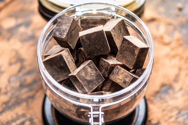 Pedaços Chocolate Amargo Escuro Com Cacau Frasco Vidro Fundo Madeira — Fotografia de Stock