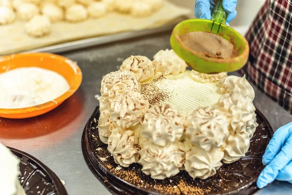 Chef Pastelaria Luvas Cozinhar Bolo Merengue Sobremesas Conceito Produção Produtos — Fotografia de Stock