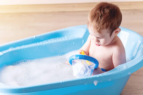 Lindo Niño Pequeño Lavado Baño Azul Baño Niño Juega Con — Foto de Stock