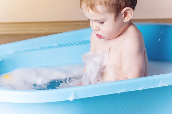 Lindo Lavado Bebés Baño Azul Baño Niño Jugando Con Agua — Foto de Stock