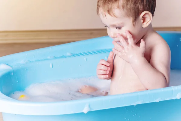 Niedliche Babywäsche Blauem Bad Badezimmer Junge Spielt Mit Wasser Und — Stockfoto