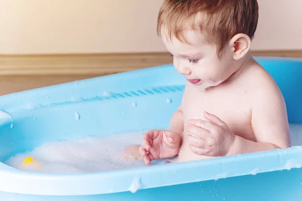 Niedliche Babywäsche Blauem Bad Badezimmer Junge Spielt Mit Wasser Und — Stockfoto