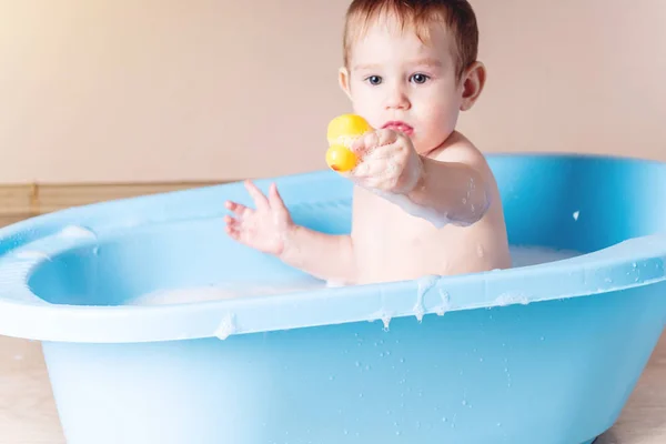 Lindo Niño Lavándose Baño Azul Baño Niño Está Jugando Con — Foto de Stock