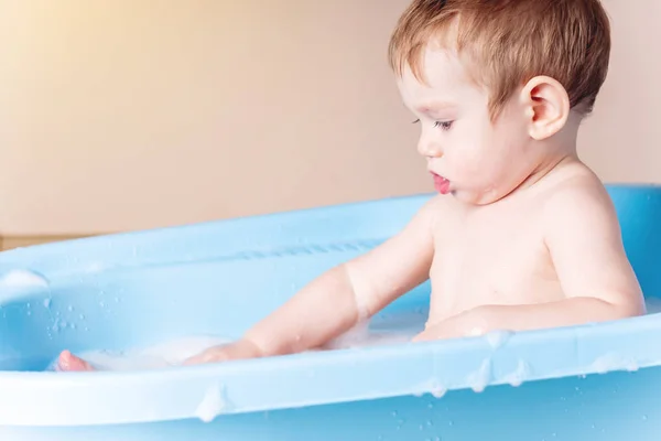 Lindo Lavado Bebés Baño Azul Baño Niño Jugando Con Agua — Foto de Stock