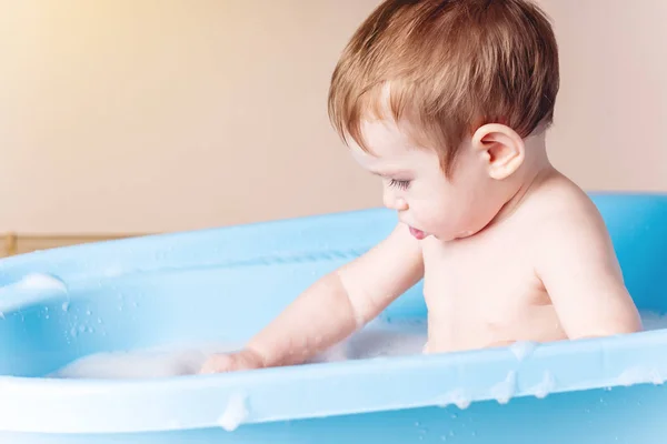 Lindo Lavado Bebés Baño Azul Baño Niño Jugando Con Agua — Foto de Stock