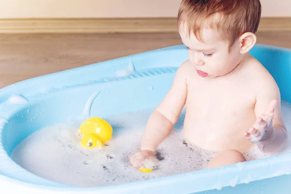 Lindo Niño Lavándose Baño Azul Baño Niño Está Jugando Con — Foto de Stock