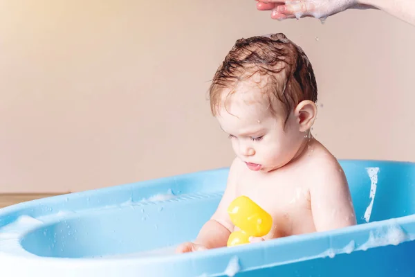 Lindo Niño Lavándose Baño Azul Baño Niño Está Jugando Con — Foto de Stock