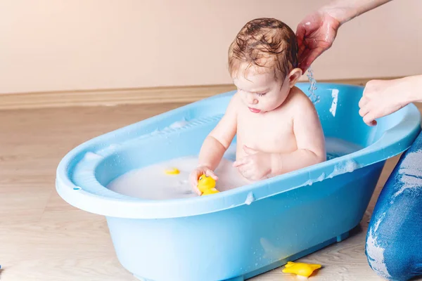 Mutter Wäscht Kopf Und Haare Kleiner Junge Einem Blauen Bad — Stockfoto