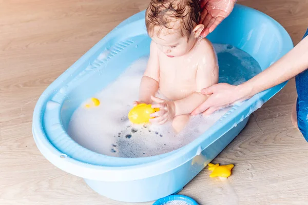 Mamá Lavando Niño Baño Azul Baño Bebé Jugando Con Juguete — Foto de Stock