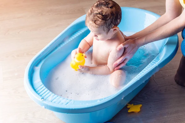 Madre Lavando Niño Baño Azul Baño Bebé Jugando Con Juguete — Foto de Stock