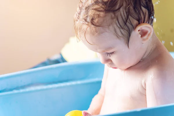 Madre Lavando Cabeza Pelo Niño Baño Azul Higiene Tratamiento Agua — Foto de Stock