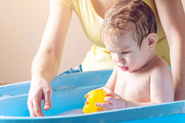 Mamá Lavando Niño Baño Azul Niño Está Jugando Con Pato — Foto de Stock