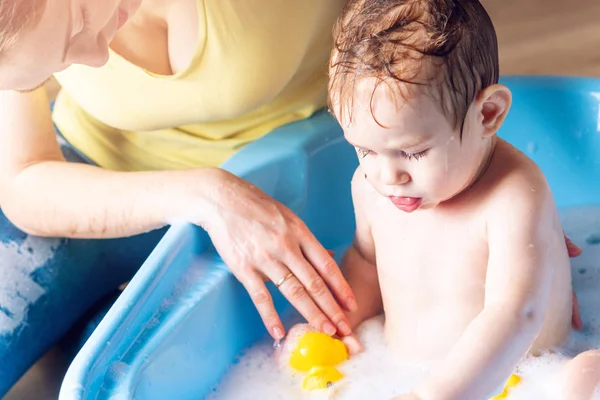 Mamá Lavando Niño Baño Azul Niño Está Bañando Con Pato — Foto de Stock