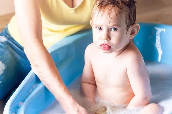 목욕탕에서 소년을 어머니 아이가 입욕은 집에서 아기와 — 스톡 사진