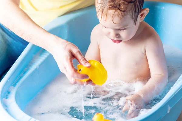 Madre Lavando Niño Baño Azul Niño Está Bañando Con Pato — Foto de Stock