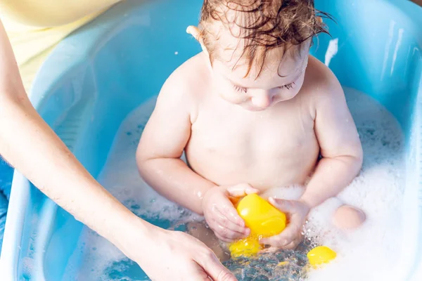 Mamma Lavava Bambino Bagno Blu Bambino Sta Facendo Bagno Con — Foto Stock