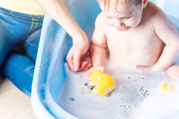 Madre Lavando Niño Baño Azul Niño Está Bañando Con Pato — Foto de Stock