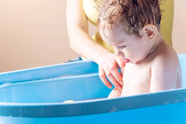 Madre Lavando Cabeza Pelo Niño Baño Azul Higiene Tratamiento Agua — Foto de Stock