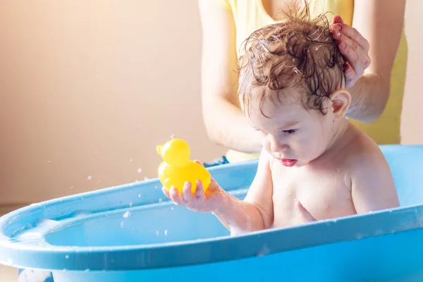 Mamá Lavando Niño Baño Azul Niño Está Bañando Con Pato — Foto de Stock