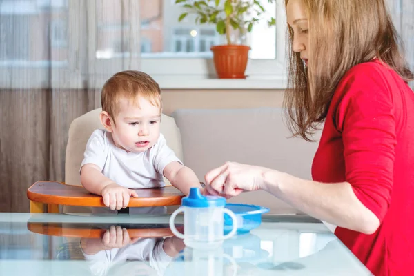 Mamma Mata Barnet Håller Sin Hand Med Sked Mat Köket — Stockfoto