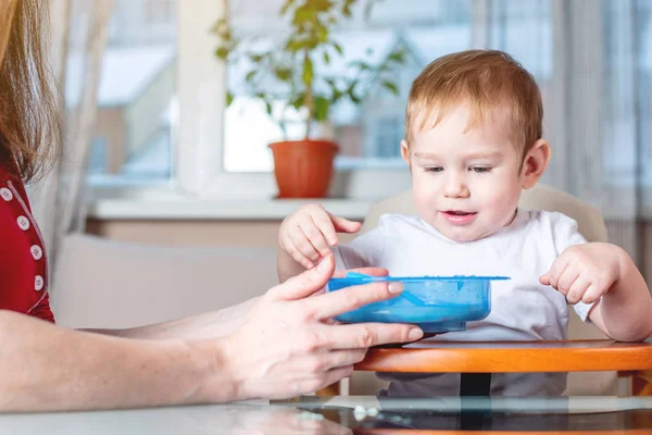 Kis Baby Boy Tanulás Enni Kanállal Magát Gyerekek Asztalnál Konyhában — Stock Fotó