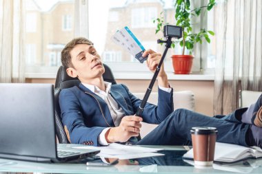 Uçak Bileti onun elinde olan bir genç adam işadamı blogger sevinç bir video kaydı tarafından aboneleri ile paylaşır. Office tatil kavramı