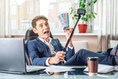 Bir seyahat acentası bilet tutan genç bir adam aldım. Yolculuk için bekleyen bir sevinç. Office tatil kavramı