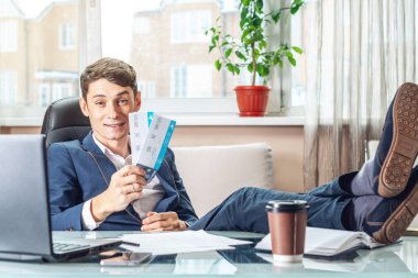 Bir seyahat acentası bilet tutan genç bir adam aldım. Yolculuk için bekleyen bir sevinç. Office tatil kavramı