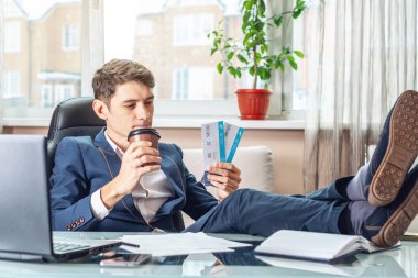 Bir seyahat acentası bilet tutan genç bir adam aldım. Yolculuk için bekleyen bir sevinç. Office tatil kavramı