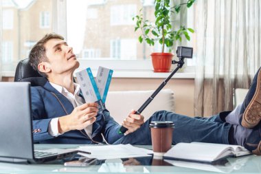 Bir seyahat acentası bilet tutan genç bir adam aldım. Yolculuk için bekleyen bir sevinç. Office tatil kavramı