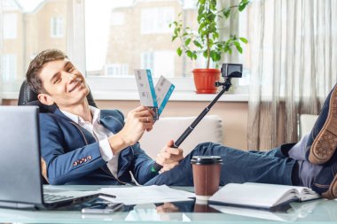 Uçak Bileti onun elinde olan bir genç adam işadamı blogger sevinç bir video kaydı tarafından aboneleri ile paylaşır. Office tatil kavramı
