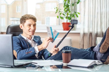 Uçak Bileti onun elinde olan bir genç adam işadamı blogger sevinç bir video kaydı tarafından aboneleri ile paylaşır. Office tatil kavramı
