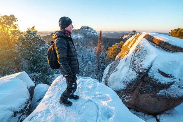 Ein Wanderer Mit Rucksack Steht Bei Sonnenuntergang Auf Einer Klippe — Stockfoto