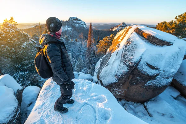 Escursionista Con Zaino Trova Sulla Cima Una Scogliera Nelle Foreste — Foto Stock