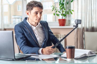 Blogger adam işadamı ofiste vlog video kaydı. Sosyal pazarlama ve iş eğitimi kavramı