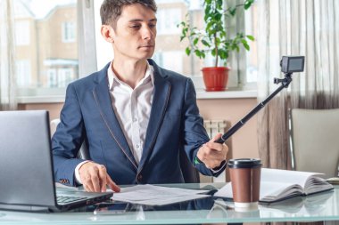 Blogger adam işadamı ofiste vlog video kaydı. Sosyal pazarlama ve iş eğitimi kavramı