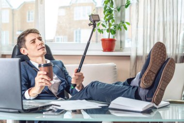 Blogger adam işadamı ofiste vlog video kaydı. Sosyal pazarlama ve iş eğitimi kavramı