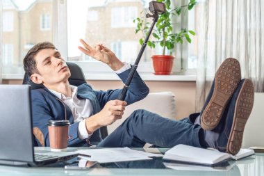 Blogger adam işadamı ofiste vlog video kaydı. Sosyal pazarlama ve iş eğitimi kavramı