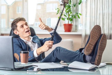 Blogger adam işadamı ofiste vlog video kaydı. Sosyal pazarlama ve iş eğitimi kavramı