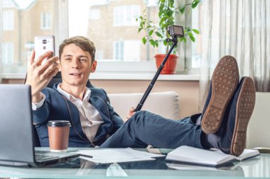 Blogger adam işadamı ofiste vlog video kaydı. Kavramı sosyal pazarlama ve online iş eğitimi