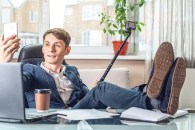 Blogger adam işadamı ofiste vlog video kaydı. Kavramı sosyal pazarlama ve online iş eğitimi